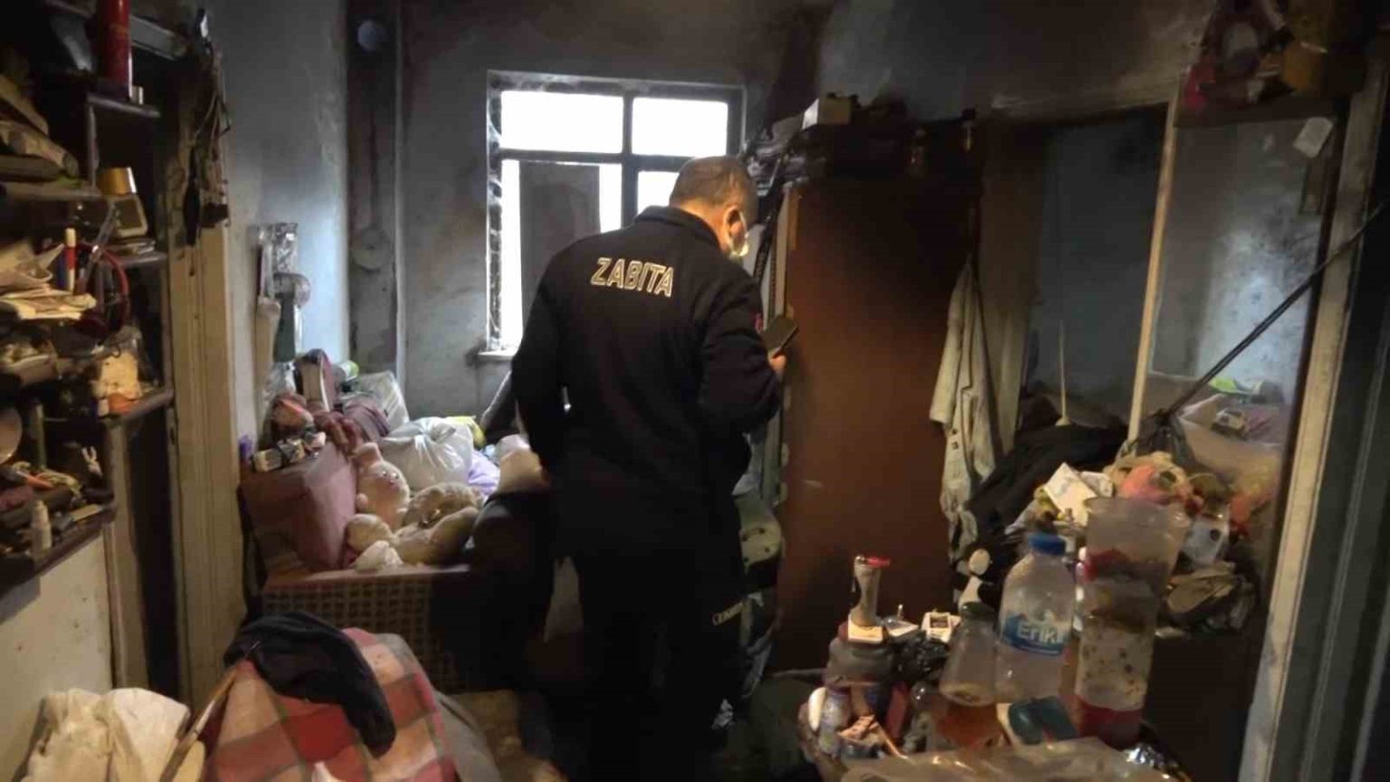 yalniz-yasayan-adamin-evinde-korkunc-manzara