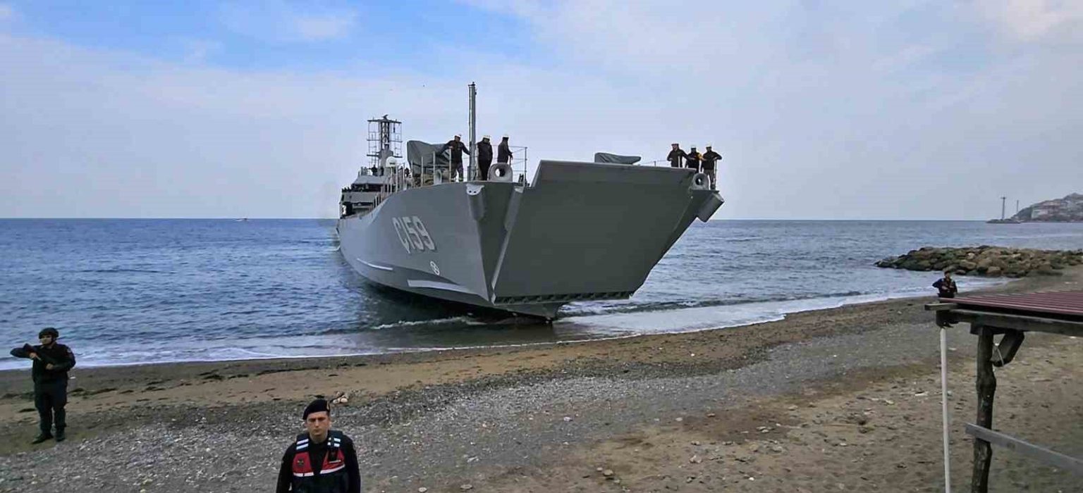 yeni-tip-cikarma-gemisi-c-159-yalova-kiyisinda-test-edildi