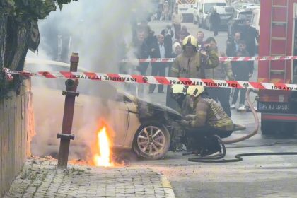 yer-alti-elektrik-kablolari-patladi-bir-otomobil-alev-alev-yandi