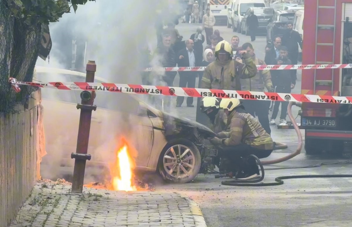 yer-alti-elektrik-kablolari-patladi-bir-otomobil-alev-alev-yandi