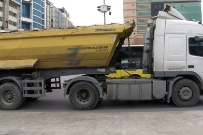 yolun-karsisina-gecmeye-calisan-yayaya-hafriyat-kamyonu-carpti