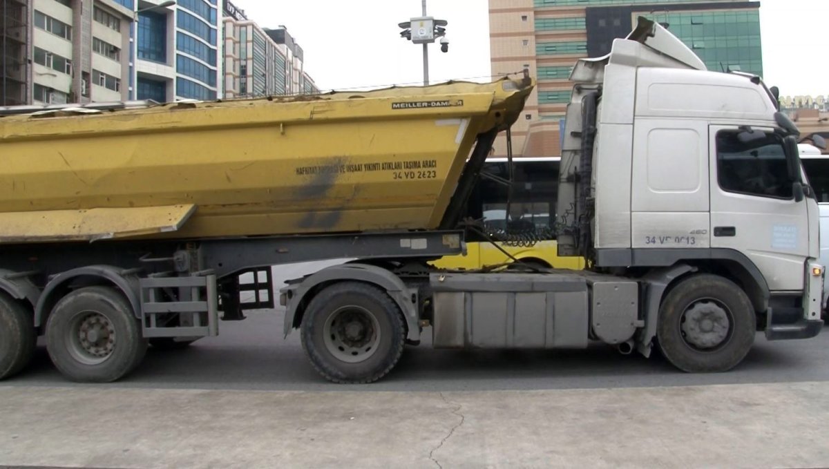 yolun-karsisina-gecmeye-calisan-yayaya-hafriyat-kamyonu-carpti