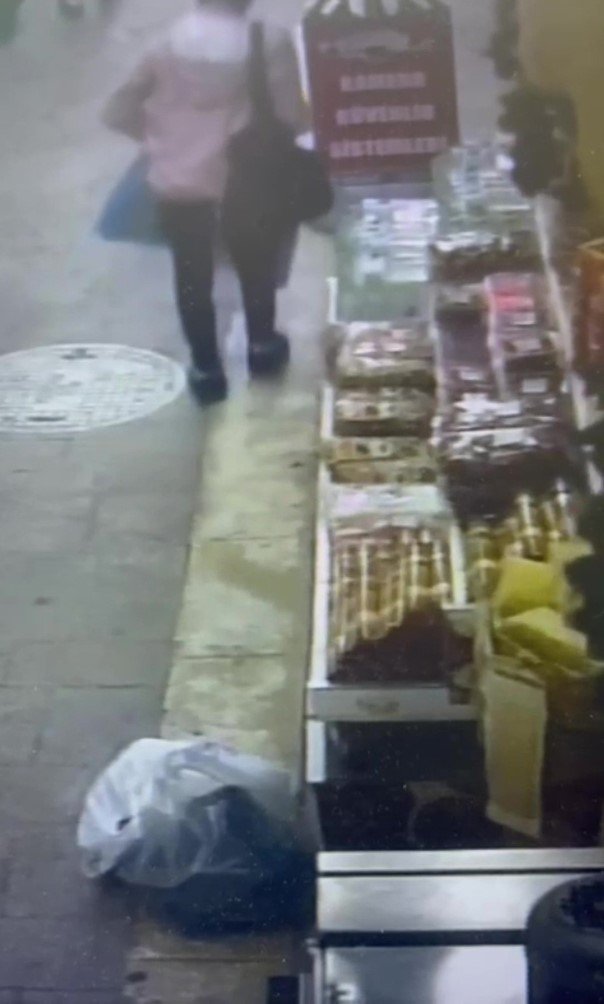 zonguldakta-kuruyemisciden-ceviz-hirsizligi-guvenlik-kamerasinda