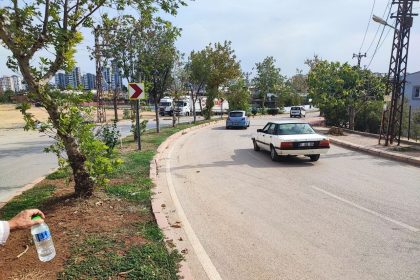 adanada-keskin-viraj-tehlikesi-esnaf-kamera-taktirdi-kazalari-kaydetti