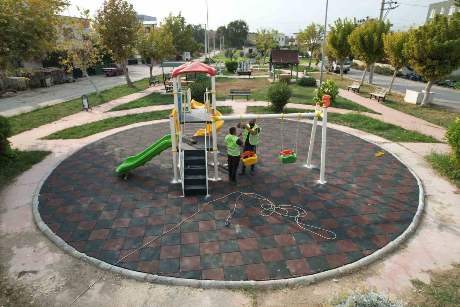 akdenizin-parklarinda-yenileme-calismalari-devam-ediyor