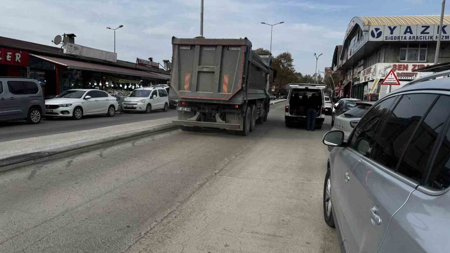 alaplida-agir-tonajli-kamyonlar-yollarda-catlak-olusturdu