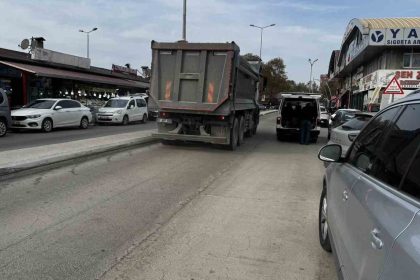 alaplida-agir-tonajli-kamyonlar-yollarda-catlak-olusturdu