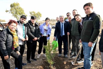 anadolu-universitesi-yunusun-fidanlarini-toprakla-bulusturdu
