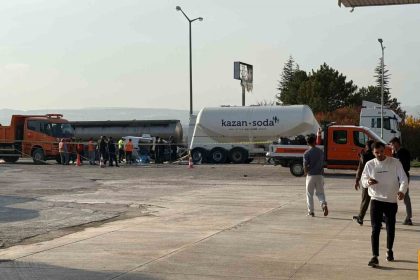 ankarada-otomobil-tir-cekicisine-carpti-3-kisilik-aile-hayatini-kaybetti