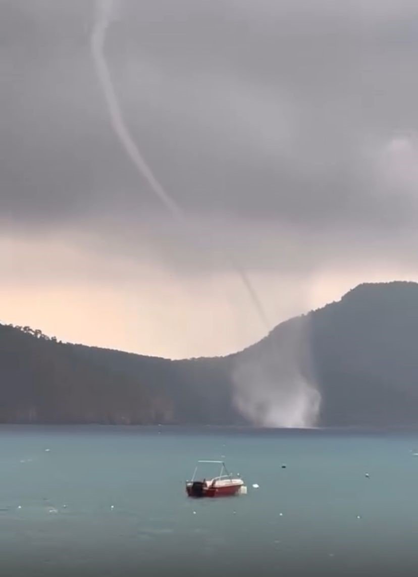 antalyada-denizde-ayni-anda-2-hortum-olustu