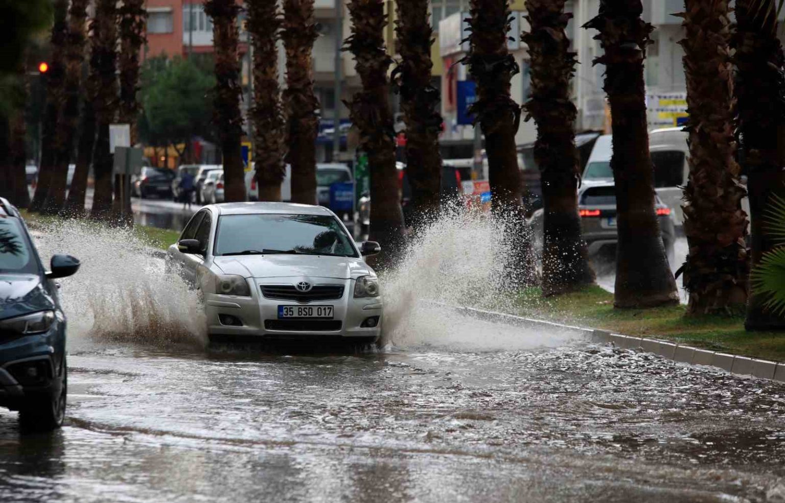 antalyada-siddetli-yagis-ve-yildirimlar-etkili-oldu