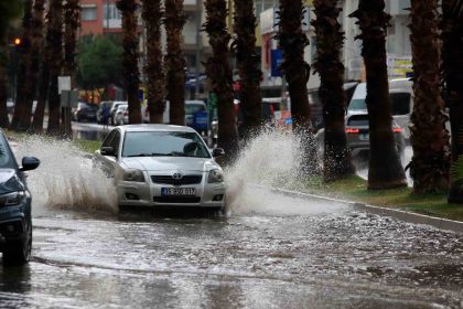 antalyada-siddetli-yagis-ve-yildirimlar-etkili-oldu