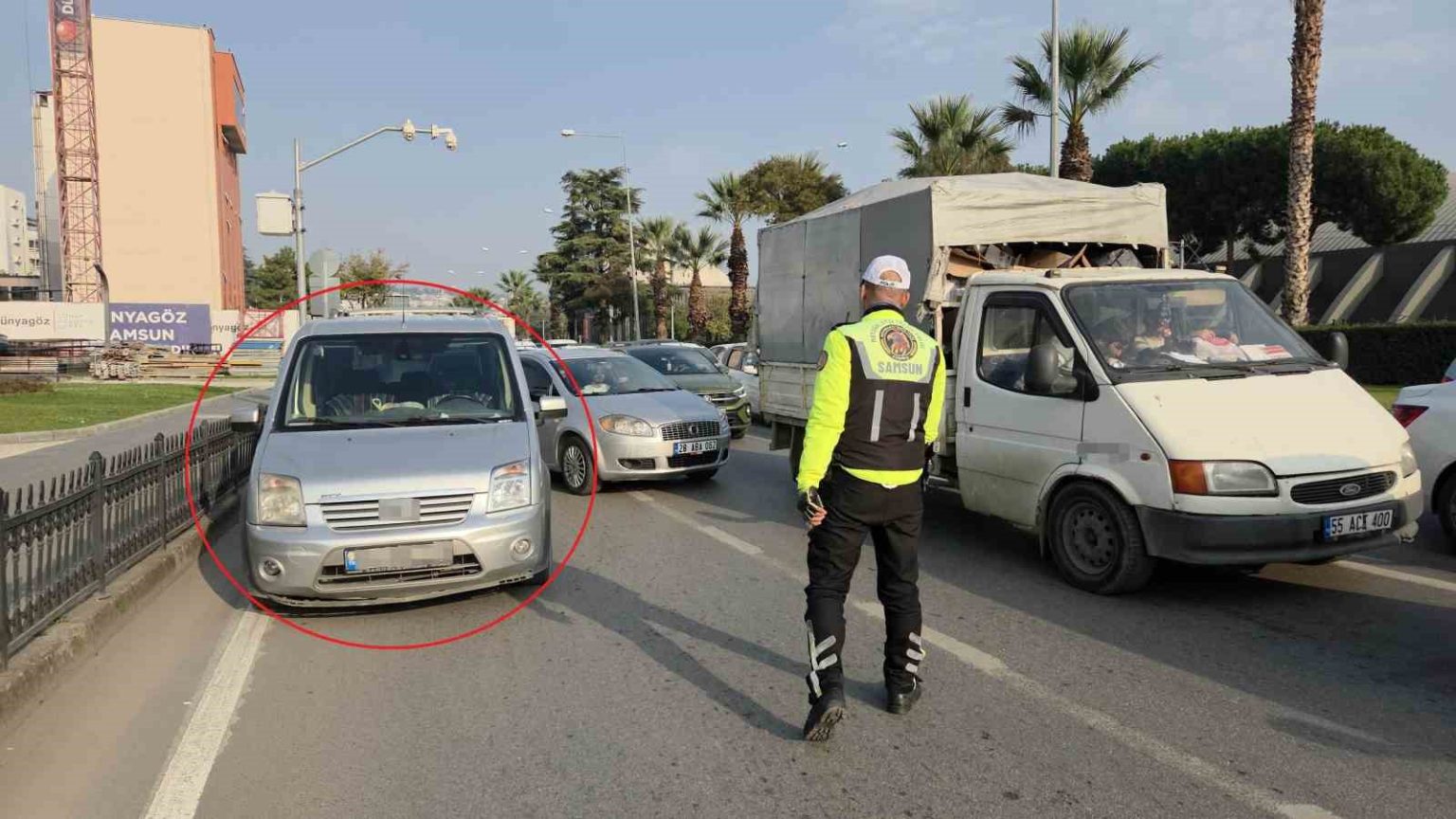 aracini-ana-yola-park-ederek-ceza-yazmiyorlar-dedi-iki-ceza-birden-yedi