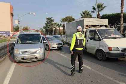 aracini-ana-yola-park-ederek-ceza-yazmiyorlar-dedi-iki-ceza-birden-yedi