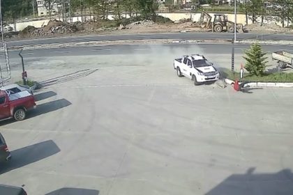 artvinde-akaryakit-istasyonu-calisanina-kamyonet-carpti