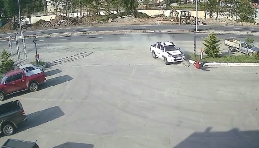 artvinde-akaryakit-istasyonu-calisanina-kamyonet-carpti