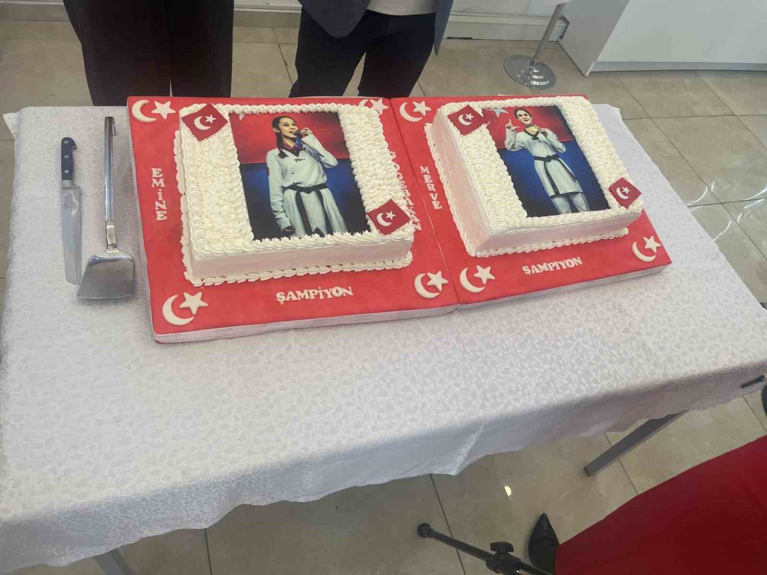 aski-spor-kulubu-dunya-sampiyonu-sporcular-icin-kutlama-pastasi-kesti