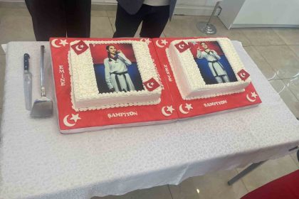 aski-spor-kulubu-dunya-sampiyonu-sporcular-icin-kutlama-pastasi-kesti