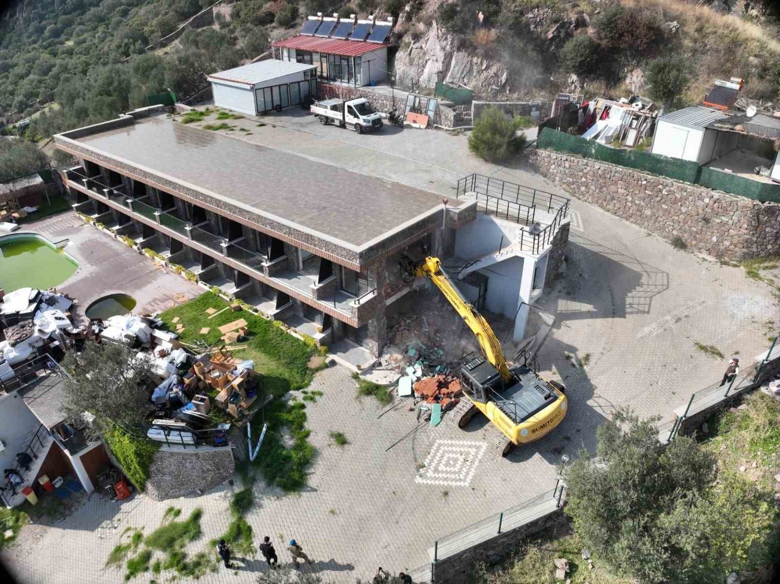 ayvacikta-1-ayda-121-kacak-yapi-yikildi