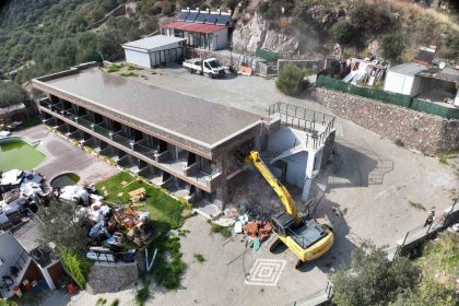 ayvacikta-1-ayda-121-kacak-yapi-yikildi