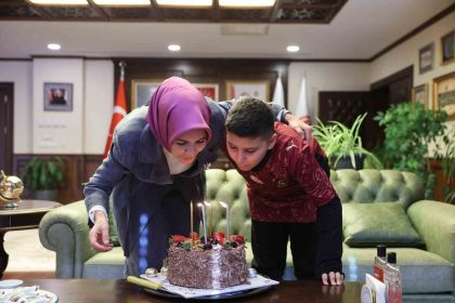 bakan-goktas-sehidin-oglunun-dogum-gununu-bakanlikta-kutladi