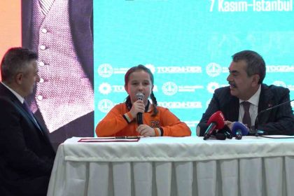 bakan-ile-minik-ogrencinin-gulumseten-anlari