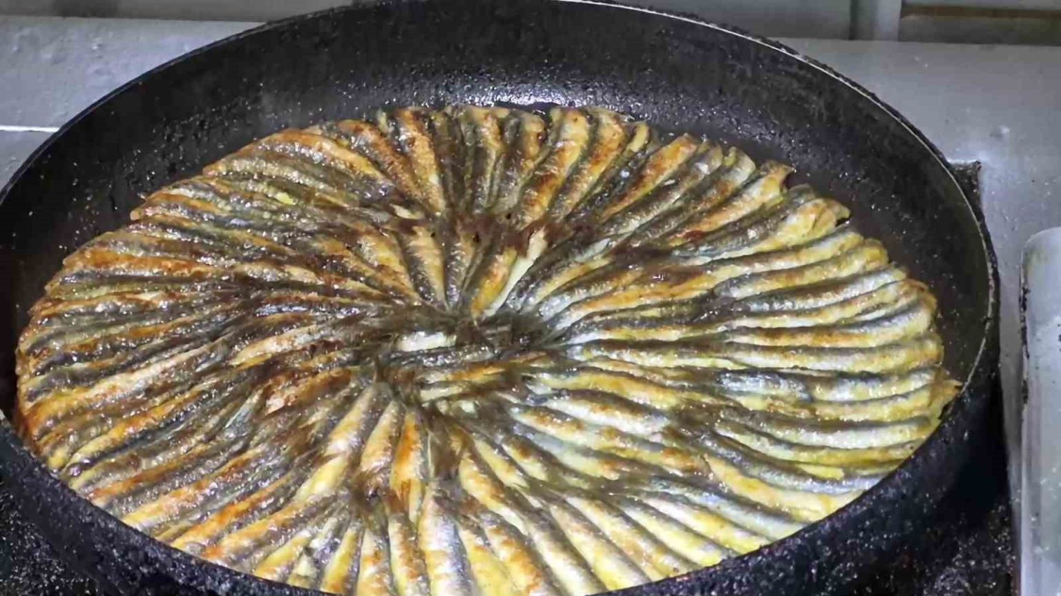 balik-ustasindan-lezzetli-hamsi-pisirmenin-puf-noktalari