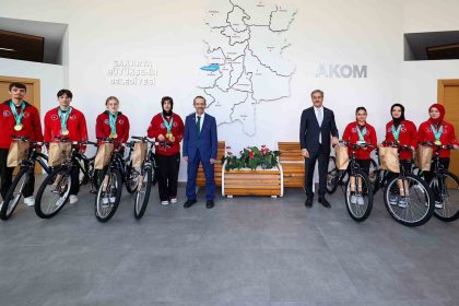 baskan-yusuf-alemdar-cinde-tarih-yazan-dunya-sampiyonlarini-agirladi