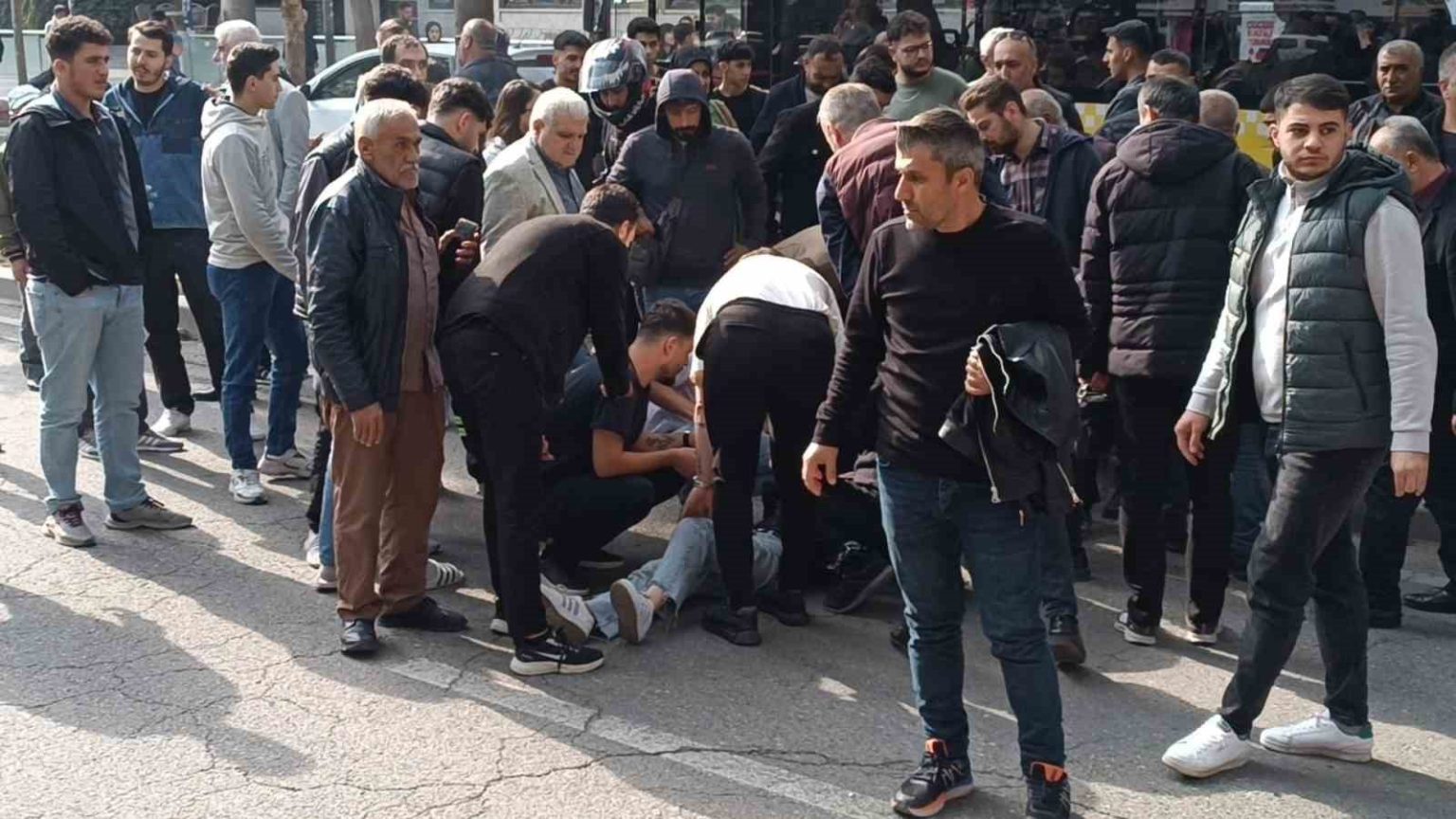 batmanda-aracin-carptigi-cocuk-yaralandi