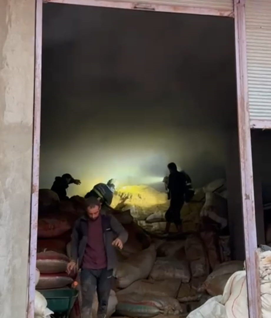 batmanda-saman-ve-arpa-deposunda-yangin