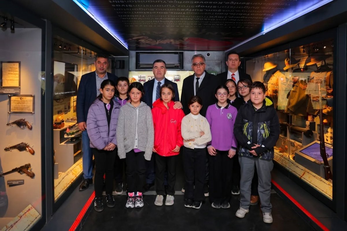bayburtta-ogrencilere-canakkale-ruhu-mobil-muzeyle-anlatildi