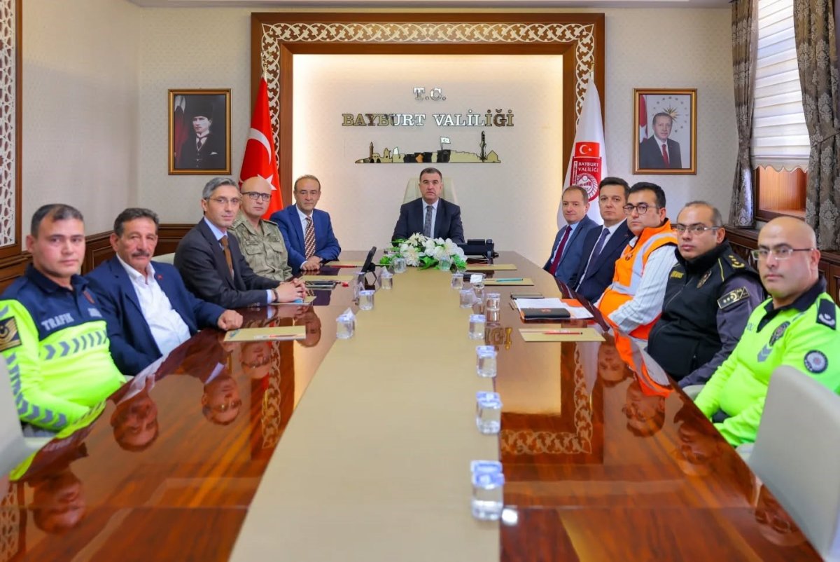 bayburtta-trafik-duzeni-ve-levha-sadelestirme-calismalari-gorusuldu