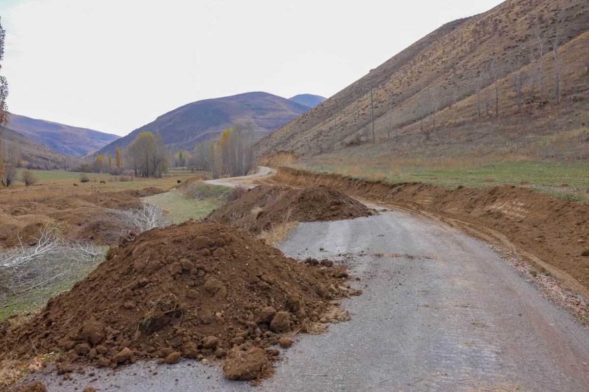 bayburtun-koy-yollarinda-genisletme-calismalar-devam-ediyor