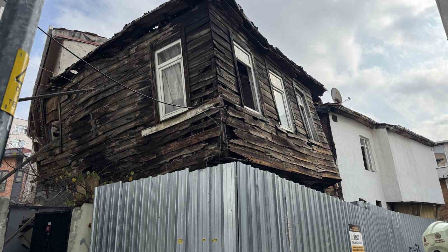 beyoglunda-ahsap-binada-kismi-cokme-2-bina-tahliye-edildi