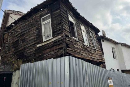 beyoglunda-ahsap-binada-kismi-cokme-2-bina-tahliye-edildi