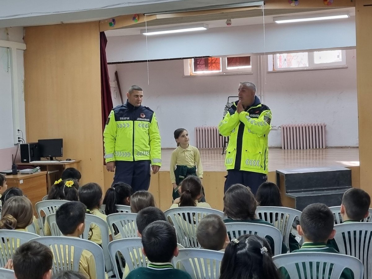 bilecikte-ogrencilere-trafik-ve-emniyet-kemeri-egitimi-verildi