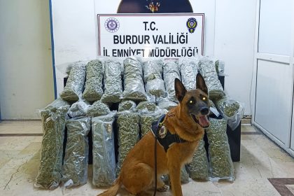 burdurda-36-kilo-skunk-maddesi-ele-gecirildi-operasyon-goruntululeri-film-sahnelerini-aratmadi