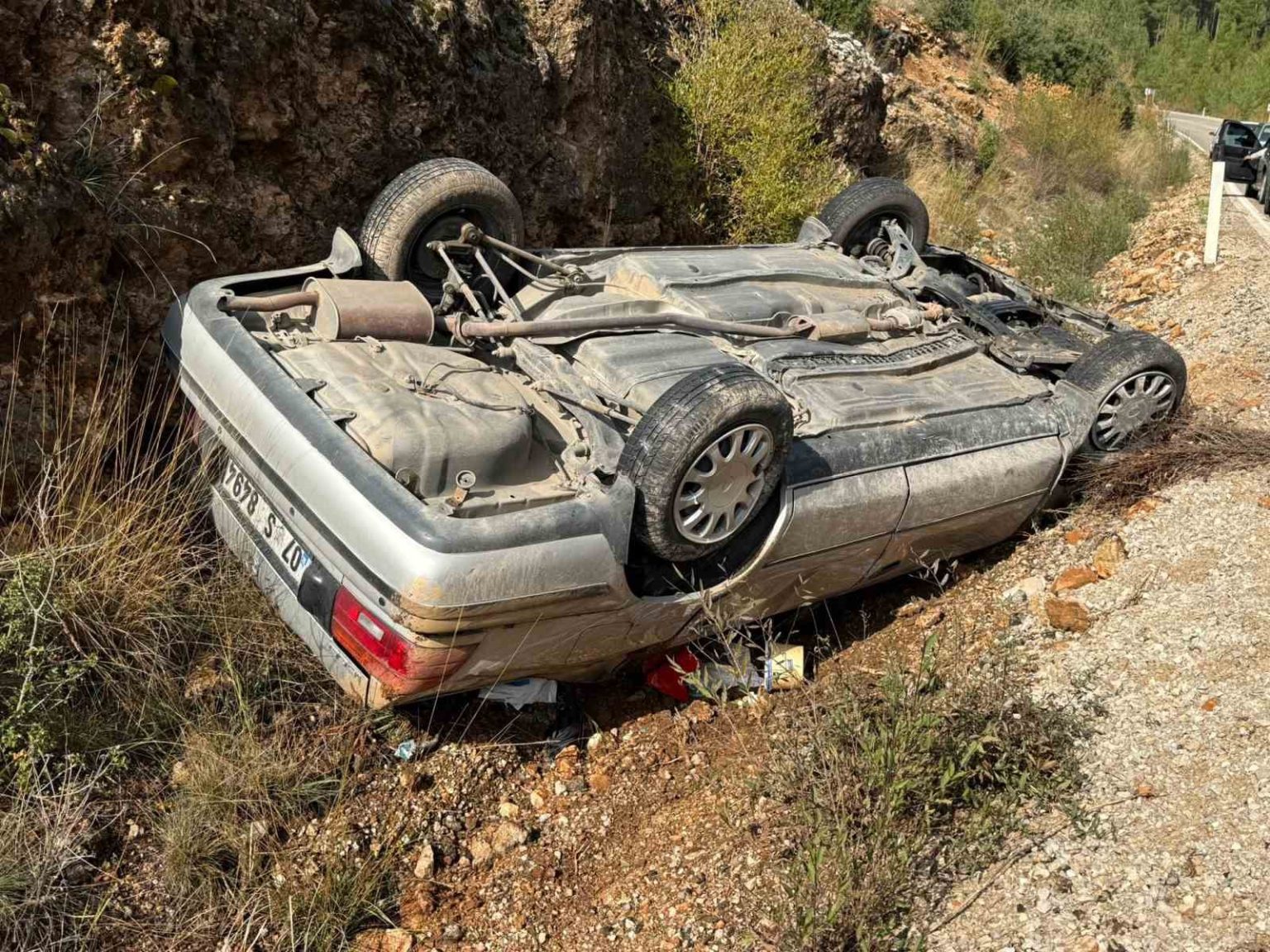 burdurda-sarampole-devrilen-otomobilin-surucusu-yaralandi