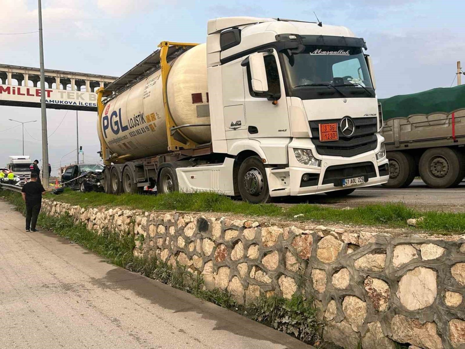 d-650de-park-halindeki-tira-carpan-otomobil-hurdaya-dondu-1i-agir-3-yarali