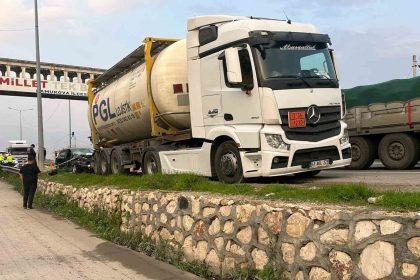 d-650de-park-halindeki-tira-carpan-otomobil-hurdaya-dondu-1i-agir-3-yarali