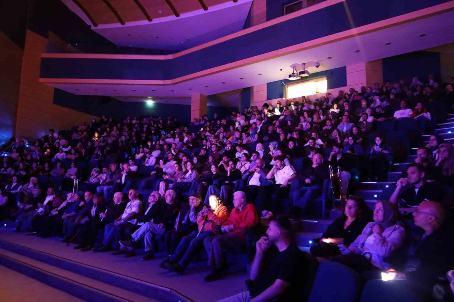 deli-ibram-divani-oyunu-yogun-ilgiyle-sahnelendi