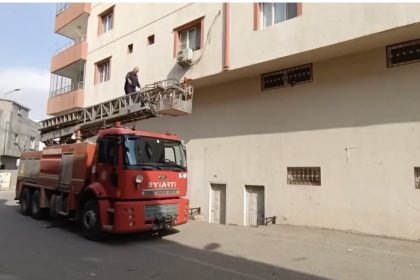 demir-korkulukta-sikisan-guvercini-itfaiye-kurtardi