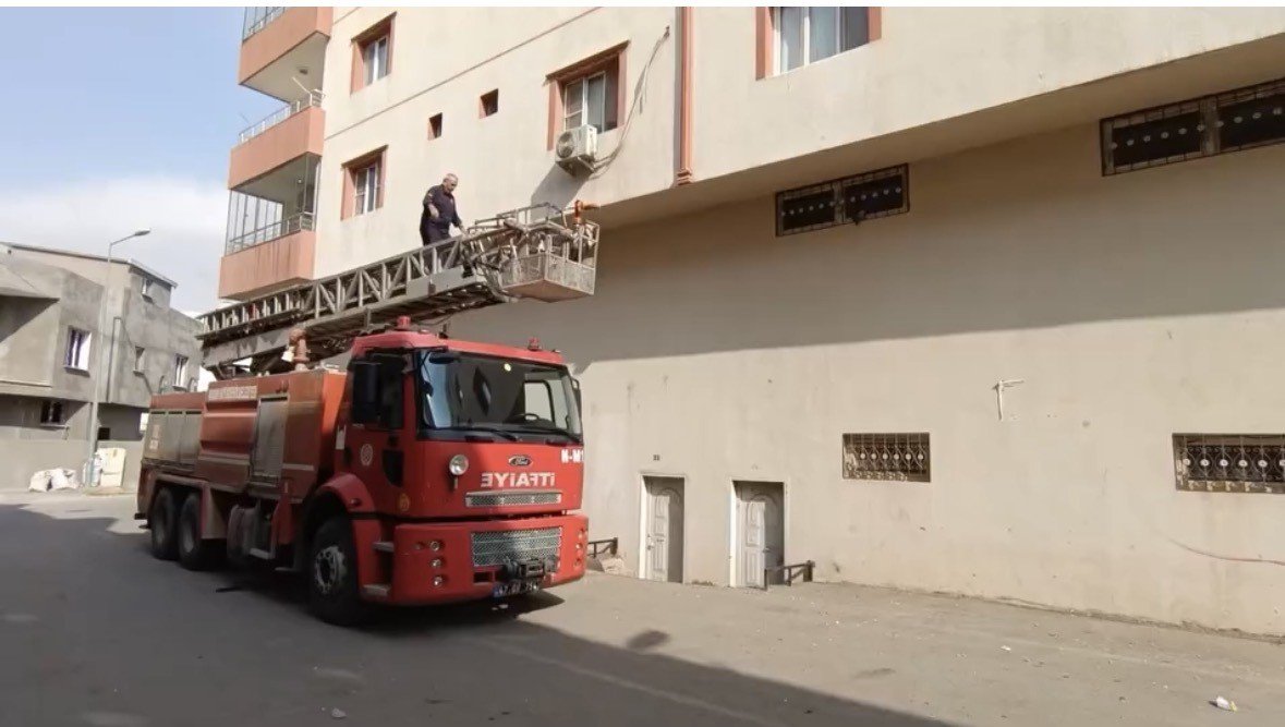 demir-korkulukta-sikisan-guvercini-itfaiye-kurtardi