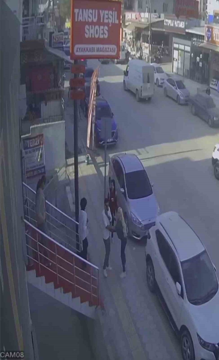 deprem-panigiyle-kacan-vatandaslarin-o-anlari-kamerada