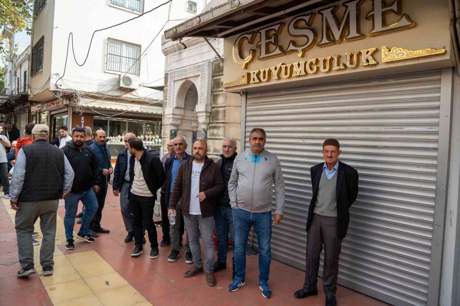 dolandirildiklarini-iddia-eden-kuyumcu-magdurlari-dukkan-onunde-toplandi