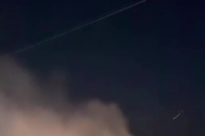 dumanlarin-yukseldigi-yolcu-midibusundeki-yangini-muhtar-ve-vatandaslar-onledi