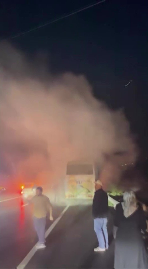 dumanlarin-yukseldigi-yolcu-midibusundeki-yangini-muhtar-ve-vatandaslar-onledi