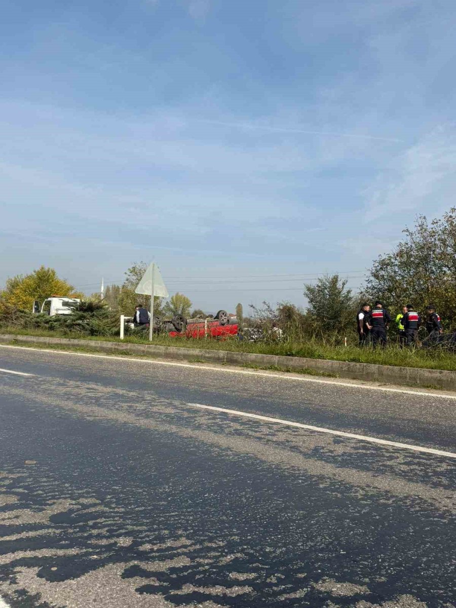 duz-yolda-direksiyon-hakimiyetini-kaybetti-takla-atti-1-yarali