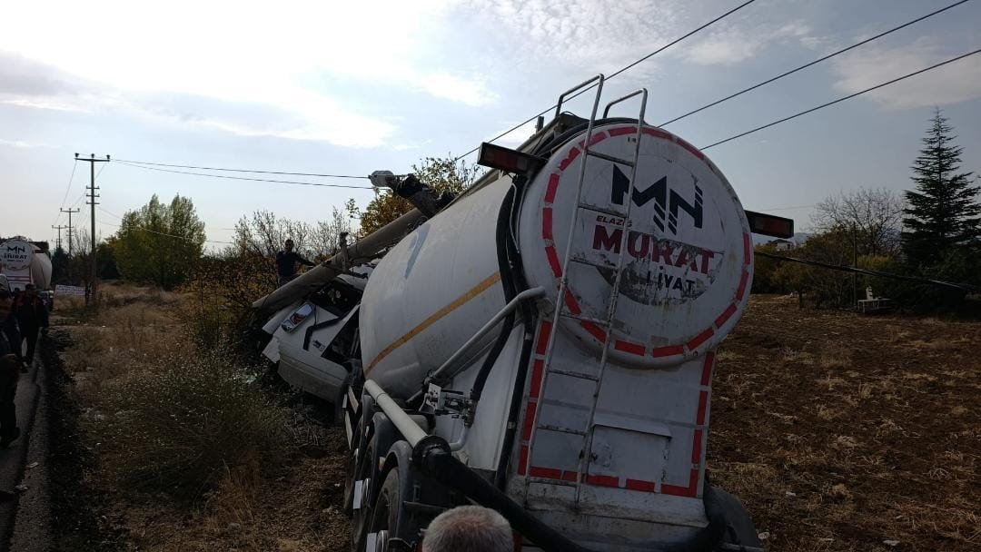 elazigda-tir-elektrik-diregine-carpti-1-yarali