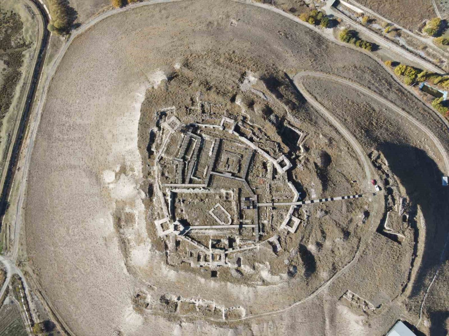 erzincanda-urartu-izleri-yeniden-gun-yuzunde-altintepe-kalesi-drone-ile-goruntulendi